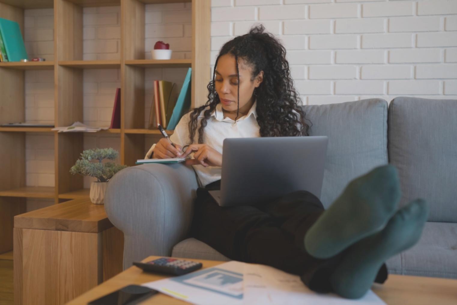 Бизнес-презентация с графиками роста компании и стратегическими планами